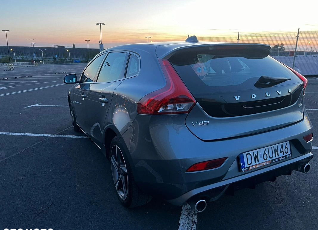 Volvo V40 cena 44900 przebieg: 211000, rok produkcji 2015 z Wrocław małe 67